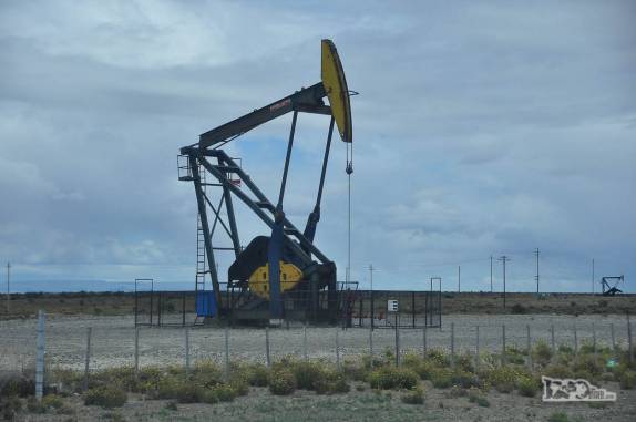 Extração de petróleo em Pico Truncado, no sul da Argentina